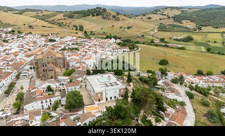 Cazalla de la Sierra Stadt mit weißen Häusern, einer historischen Kirche und grünen Hügeln in der ländlichen Provinz Sevilla, Spanien Stockfoto