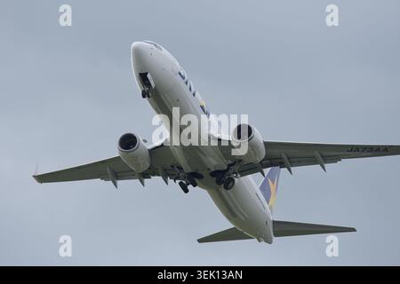Skymark Airlines Boeing 737-800 (JA73AA), Abfahrt vom Flughafen Ibaraki, von unten gesehen während des Aufstiegs Stockfoto