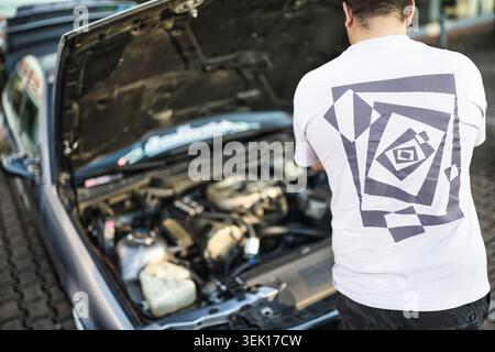 Rom, italien 29. Mai 2026: Mechaniker arbeiten an einem Motor mit geöffneter Motorhaube. Analyse auf Wartungs- und Reparaturprobleme. Autoservice und Autoreparatur Stockfoto