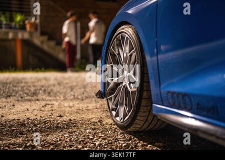 Rom, italien 29. Mai 2026: Blauer audi rs3 sportback parkt auf Schotter, Nahansicht von der Seite mit Leichtmetallfelgen, Reifen und elegantem Performance-Design Stockfoto
