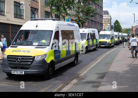Islington, London, Großbritannien. 31. Mai 2026. Die Spieler und Mitarbeiter des Arsenal FC werden an einer offenen Busparade im Raum Islington teilnehmen, die im Emirates Stadium beginnt und endet, um den Sieg der Premier League zu feiern. Die Polizei kommt in Lieferwagen an Stockfoto
