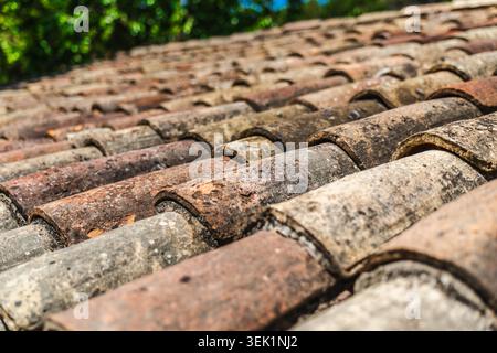 Nahaufnahme von alten Terrakotta-Dachziegeln auf einem traditionellen mittelalterlichen Haus in Rupit, Katalonien, Spanien Stockfoto