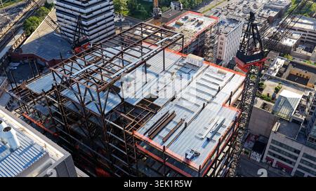 Aus der Vogelperspektive erhebt sich ein Stahlgerüst beim HELIX-Bauprojekt in der Innenstadt von New Brunswick New Jersey Stockfoto