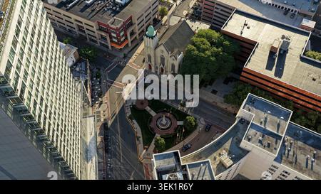 Blick aus der Vogelperspektive auf den Monument Square Park in der Innenstadt von New Brunswick New Jersey Stockfoto