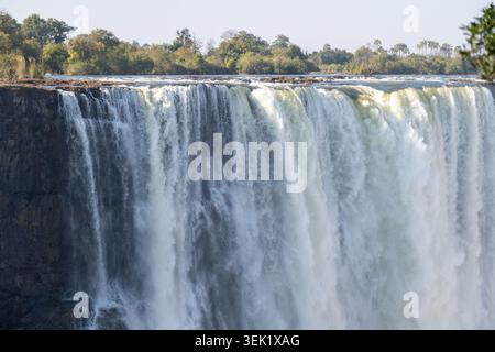 Nahaufnahme der Victoriafälle an der Grenze zu Simbabwe und Sambia. Stockfoto