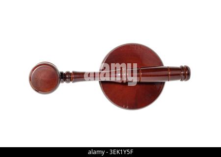 Hammer und Tonblock auf weißem Hintergrund. Isolierter Hintergrund. Hammer der Gerechtigkeit. Symbol für Richter, Recht und Autorität. Hochwertige Fotos Stockfoto