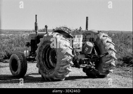 Ein alter Traktor, der von den Fischern in Brancaster Staithe in Norfolk benutzt wurde, wurde auf Mono-Film gedreht Stockfoto