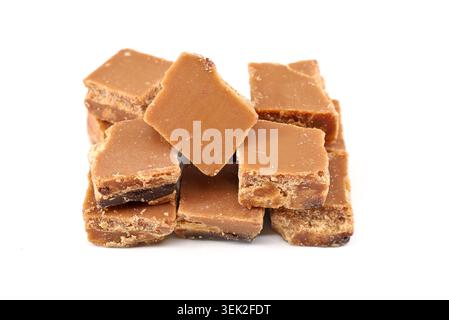 Stapel Schokoladenfudge mit getrockneter Orange auf weißem Hintergrund. Stockfoto