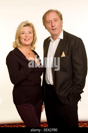 Jutta Speidel und Günther Maria Halmer, Schauspieler, posieren bei einem Fototermin in Hamburg am 15. Oktober 2007. Der Anlass war die Vorstellung der ARD Weihnachtskomödie 'Oh Tannenbaum', in der Speidel die Rolle der Rita und Halmer den Anwalt Dr. Wagner spielt. Die Komödie war am 7. Dezember 2007 im Ersten ausgestrahlt. Stockfoto