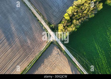 Schmutzige Straßen wie ein X von oben. Stockfoto