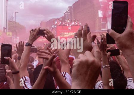 Islington, London, Großbritannien. 31. Mai 2026. Die Spieler und Mitarbeiter des Arsenal FC nehmen an einer offenen Busparade in der Gegend von Islington teil, die im Emirates Stadium beginnt und endet, um den Titel der Premier League zu feiern. Anhänger, die Mobiltelefone hoch halten Stockfoto