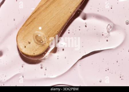 Klares Kosmetikgel und transparente Blasen mit feuchtigkeitsspendender Textur mit Applikator für Hautpflege, Schönheit und Spa-Inhalte Stockfoto