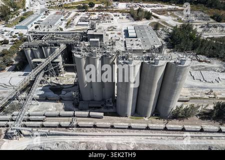 Industrielle Zementproduktionsanlage zur Verladung von Triebwagen aus großen Lagersilos aus der Luft Stockfoto
