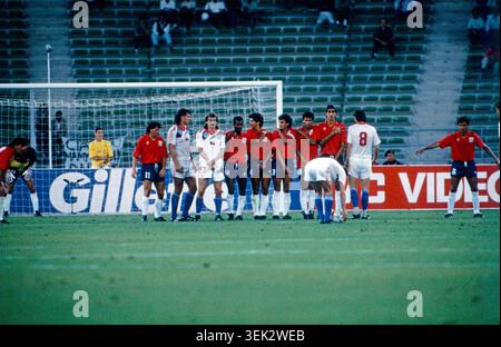 WM 1990 in Italien, Stadio San Nicola in Bari, Achtelfinale: Tschechoslowakei gegen Costa Rica, 4:1. Bei einem Freistoß für die Tschechoslowakei stehen ?ubomír Morav?ík (11) und Jozef Chovanec (8) am Ball, während Luboš Kubík (9) in der costa-ricanischen Mauer neben Claudio Jara (11), Juan Cayasso (14), Róger (4), Rónald González Flores (3), Héctor Marchena (19) und Germán Chavarría (8) stehen. Rechts daneben positioniert sich José Carlos Chaves (6) und links im Bild beobachten Torwart Hermidio Barrantes die Situation. Stockfoto