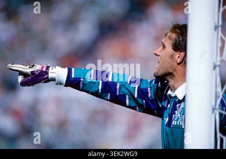 WM 1990 in Italien, Stadio La Favorita in Palermo, Gruppenphase: Irland gegen Niederlande, 1:1. Der Torhüter der Niederlande, Hans van Breukelen, gestikuliert und zeigt mit dem Finger auf das Spielfeld. Stockfoto