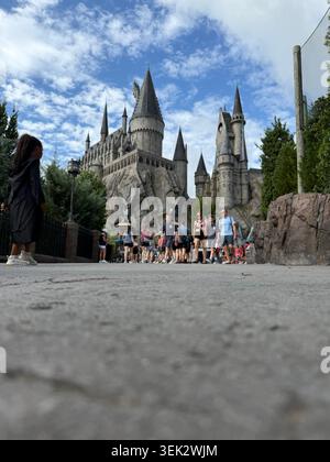 ORLANDO, FL - 31. Mai 2026: Ein flacher Blick auf Freizeitpark-Touristen, die einen Pfad vom Hogwarts Castle bei Islands of Adventure entlang laufen. Stockfoto