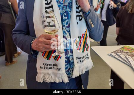 Hamburg, Deutschland. 31. Mai 2026. Ein Teilnehmer mit einem Schal mit der Aufschrift „Olympia in Hamburg“ wartet in der Handelskammer auf die Ergebnisse des Referendums in Hamburg zu einem Olympiabewerb. Neben Hamburg wollen Berlin, München und die Rhein-Ruhr-Region auch für die Olympischen Spiele 2036, 2040 oder 2044 werben. Im Herbst 2026 wird eine außerordentliche DOSB-Generalversammlung über den deutschen Kandidaten abstimmen. Quelle: Georg Wendt/dpa/Alamy Live News Stockfoto