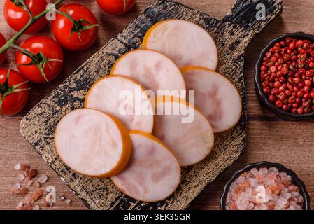 Gekochte Hähnchenwurst für Sandwiches und Antipasto zum Abendessen. Wurstscheiben als Lebensmittelhintergrund für Ihr Design Stockfoto