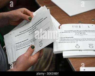 Hamburg, Deutschland. 31. Mai 2026. Ein Wahlhelfer zählt Briefstimmen in der Ausstellungshalle. An diesem Sonntag wird entschieden, ob die Hamburger die Bewerbung für die Olympischen und Paralympischen Sommerspiele 2036, 2040 oder 2044 wollen. Quelle: Katrin Luxenburger/dpa/Alamy Live News Stockfoto