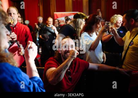Hamburg, Deutschland. 31. Mai 2026. Mitglieder und Gäste der Linkspartei reagieren auf die Ergebnisse des Referendums über Hamburgs Bewerbung um die Austragung der Olympischen und Paralympischen Spiele 2036, 2040 oder 2044 im Hamburger Rathaus. Der Deutsche Olympische Sportbund (DOSB) entscheidet am 26. September, welche Stadt oder Region am internationalen Rennen teilnehmen wird. Hamburger Wettbewerber sind München, die Rhein-Ruhr-Region mit Köln als Zentrum und Berlin. Quelle: Gregor Fischer/dpa/Alamy Live News Stockfoto
