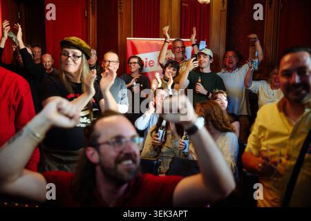 Hamburg, Deutschland. 31. Mai 2026. Mitglieder und Gäste der Linkspartei reagieren auf die Ergebnisse des Referendums über Hamburgs Bewerbung um die Austragung der Olympischen und Paralympischen Spiele 2036, 2040 oder 2044 im Hamburger Rathaus. Der Deutsche Olympische Sportbund (DOSB) entscheidet am 26. September, welche Stadt oder Region am internationalen Rennen teilnehmen wird. Hamburger Wettbewerber sind München, die Rhein-Ruhr-Region mit Köln als Zentrum und Berlin. Quelle: Gregor Fischer/dpa/Alamy Live News Stockfoto