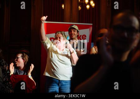 Hamburg, Deutschland. 31. Mai 2026. Mitglieder und Gäste der Linkspartei reagieren auf die Ergebnisse des Referendums über Hamburgs Bewerbung um die Austragung der Olympischen und Paralympischen Spiele 2036, 2040 oder 2044 im Hamburger Rathaus. Der Deutsche Olympische Sportbund (DOSB) entscheidet am 26. September, welche Stadt oder Region am internationalen Rennen teilnehmen wird. Hamburger Wettbewerber sind München, die Rhein-Ruhr-Region mit Köln als Zentrum und Berlin. Quelle: Gregor Fischer/dpa/Alamy Live News Stockfoto