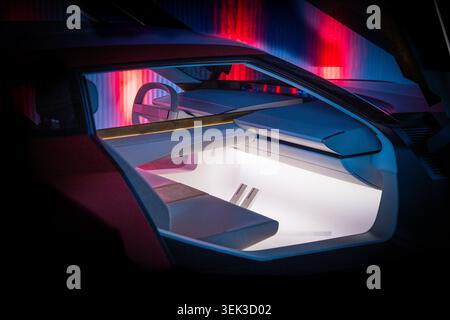 Jaguar Type 00 / Type 01 EV Konzeptfahrzeug mit beleuchtetem Innenraum, futuristischem Armaturenbrett und Lenkrad im Bicester Stockfoto