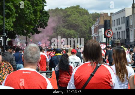 London, Großbritannien. 31. Mai 2026: Arsenal Football-Fans feiern den Gewinn der Premier League Trophy 2025-2026 bei der Parade. Stockfoto
