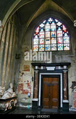 ANTWERPEN, BELGIEN - JUNI 2007: Buntglasfenster, Sakristentür und verwitterte Innenwand in der Kathedrale unserer Lieben Frau in Antwerpen. Stockfoto