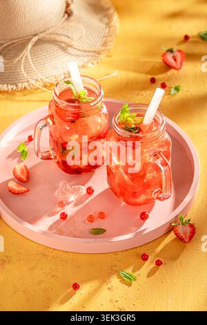 Süßer und erfrischender Erdbeer-Bubble-Tee mit Bällchen und Eis. Sommer- und kaltes Bubble-Teegetränk. Stockfoto