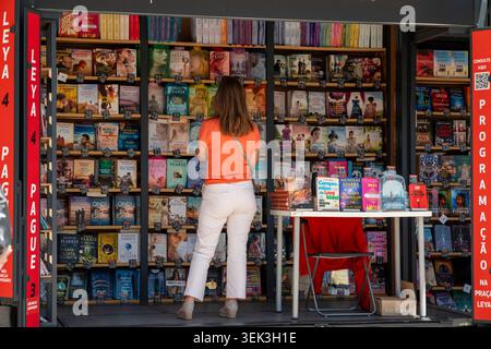 Lissabon, Portugal. 31. Mai 2026. Eine Person sucht nach Büchern auf der Lissabonner Buchmesse (Feira do Livro de Lisboa) im Eduardo VII Park in Lissabon, Portugal, am 30. Mai 2026. Die jährliche Veranstaltung umfasst Buchpräsentationen, Autorenunterschriften und kulturelle Aktivitäten, die die literarische Szene der Stadt hervorheben und Verlage, Schriftsteller und Leser aus dem ganzen Land anziehen. (Foto: Luis Boza/NurPhoto) Credit: NurPhoto SRL/Alamy Live News Stockfoto