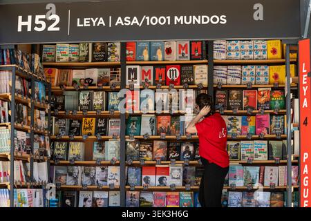 Lissabon, Portugal. 31. Mai 2026. Eine Person sucht nach Büchern auf der Lissabonner Buchmesse (Feira do Livro de Lisboa) im Eduardo VII Park in Lissabon, Portugal, am 30. Mai 2026. Die jährliche Veranstaltung umfasst Buchpräsentationen, Autorenunterschriften und kulturelle Aktivitäten, die die literarische Szene der Stadt hervorheben und Verlage, Schriftsteller und Leser aus dem ganzen Land anziehen. (Foto: Luis Boza/NurPhoto) Credit: NurPhoto SRL/Alamy Live News Stockfoto
