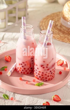 Frischer und kalter Erdbeer-Bubble-Tee mit Beeren und Milch. Sprudeltee mit frischen Beeren. Stockfoto