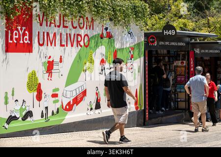 Lissabon, Portugal. 31. Mai 2026. Besucher besuchen die Lissabon Buchmesse (Feira do Livro de Lisboa) im Eduardo VII Park in Lissabon, Portugal, am 30. Mai 2026. Die jährliche Veranstaltung umfasst Buchpräsentationen, Autorisierungsschreiben und kulturelle Aktivitäten, die Verlage, Schriftsteller, und Leser aus dem ganzen Land. (Foto: Luis Boza/NurPhoto) Credit: NurPhoto SRL/Alamy Live News Stockfoto