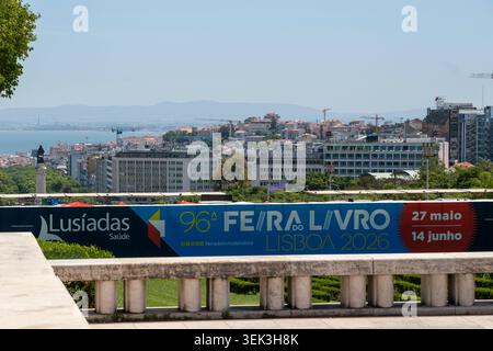 Lissabon, Portugal. 31. Mai 2026. Ein allgemeiner Blick auf die Stadt von der Lissabonner Buchmesse (Feira do Livro de Lisboa) im Eduardo VII Park in Lissabon, Portugal, am 30. Mai 2026. Die jährliche Veranstaltung umfasst Buchpräsentationen, Autorisierungsschreiben und kulturelle Aktivitäten, die Verlage, Schriftsteller, und Leser aus dem ganzen Land. (Foto: Luis Boza/NurPhoto) Credit: NurPhoto SRL/Alamy Live News Stockfoto