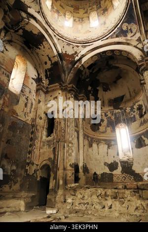 Das farbenfrohe Innere der Kirche St. Gregor dem Erleuchter, Tigraner Ehrungen, Wände, Gewölbe und die Kuppel sind vollständig mit Fresken bedeckt, wa Stockfoto
