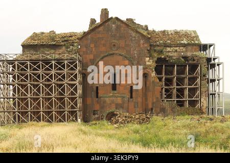 Fassade der Kathedrale von Ani, Kirche der Heiligen Mutter Gottes an der antiken Stätte von Ani, einer verlassenen armenischen Ruine, in der Nähe von Kars, Türkei Stockfoto