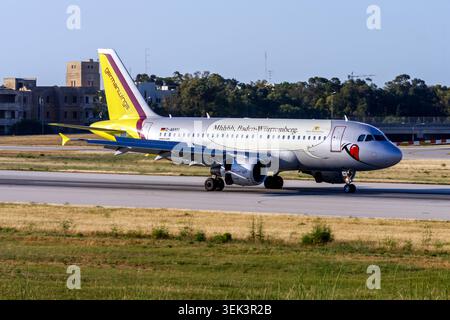 Germanwings Airbus A319-112 (REG: D-AKNM) in Sonderfarbschema Landebahn 13. Stockfoto