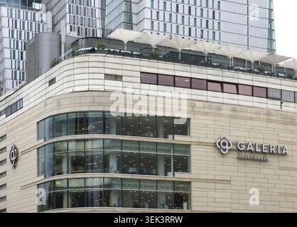 DIE GALERIA Frankfurt an der Hauptwache ist eine Filiale der Kaufhauskette mit Restaurant und Panoramadach im 7. Stock Stockfoto