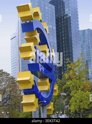 Die Euro-Skulptur befindet sich auf dem Willy-Brandt-Platz in Frankfurt am Main Stockfoto