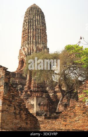 Malerischer Blick auf die Ruinen des Wat Phra RAM Tempels, die Hauptpagode, Stupa erhebt sich im Hintergrund, Ayutthaya Historical Park, Thailand 2023 Stockfoto