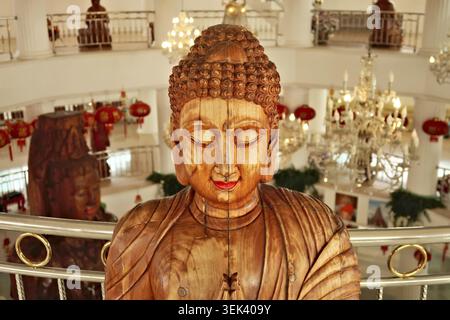 Aus nächster Nähe sehen Sie eine hölzerne buddha-Statue im Phop Chok Dhamma Chedi, Teil des Wat Huay Pla Kang Tempels, Chiang Rai, Thailand Stockfoto