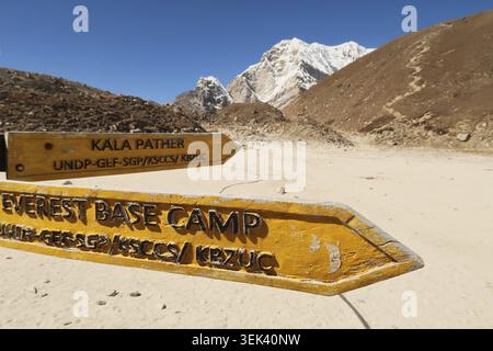 Wegweiser, Wegweiser, Wegweiser mit Wegbeschreibung zum Mount Everest Base Camp und zum Kala Patthar, Pather Peak vor dem Trail Leadi Stockfoto