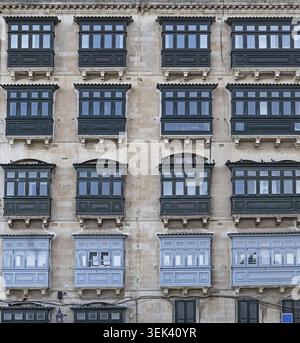 Die maltesischen Balkone in Valletta auf Malta sind größtenteils aus Holz gefertigt und oft in lebhaften Farben bemalt Stockfoto