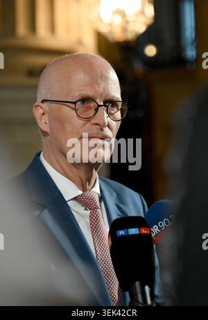 Hamburg, Deutschland. 31. Mai 2026. Peter Tschentscher (SPD), erster Bürgermeister der Freien und Hansestadt Hamburg, spricht während einer Erklärung nach Bekanntgabe des Ergebnisses des Referendums. Am Sonntag beschlossen die Hamburger, die Bewerbung für die Olympischen und Paralympischen Sommerspiele 2036, 2040 oder 2044 abzulehnen. Quelle: Katrin Luxenburger/dpa/Alamy Live News Stockfoto