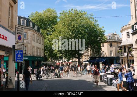 Lebhafter Kingsmead Square in Bath, Somerset, Großbritannien, mit Touristen, Cafés im Freien, grüne Bäume und historische georgianische Gebäude Stockfoto