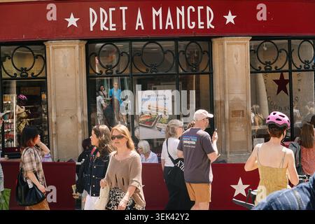 Äußere des Pret A Manger Shops in einer belebten Straße in Bath, Somerset, Großbritannien, wo Leute und Touristen an der Ladenfront vorbeilaufen Stockfoto