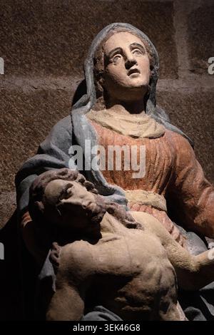 Gemalte Pietà-Statue in der Kirche Notre-Dame in Pontorson, Normandie, Frankreich. Stockfoto
