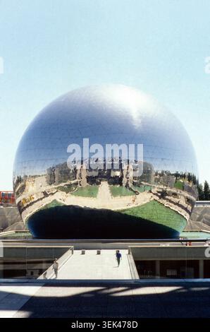 Die spiegelnde Kugel La Géode im Parc de la Villette in Paris. In der glänzenden Oberfläche spiegelt sich die Umgebung und das Gebäude der Cité des Sciences et de l'Industrie. Frankreich, 1986 Stockfoto