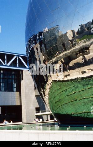 Die spiegelnde Kugel La Géode im Parc de la Villette in Paris. Im Hintergrund ist die moderne Architektur der Cité des Sciences et de l'Industrie zu erkennen. Frankreich, 1986 Stockfoto